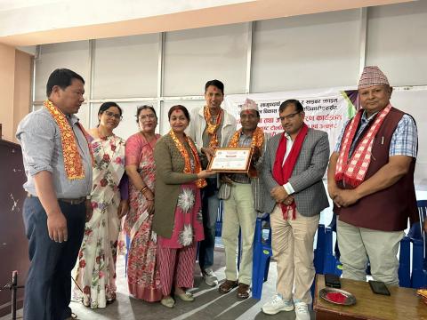 बिर्तामोड वडा नम्बर १ द्वारा उत्कृष्ट कर्मचारी र उत्कृष्ट टोल विकास संस्था सम्मानित