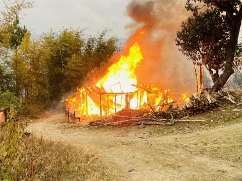 विद्युत सर्टका कारण आठराईमा आगलागी : एक घर जलेर पूर्ण नष्ट, करिब ४५ लाखभन्दा बढी क्षति