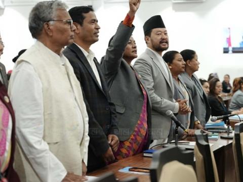 विपक्षी सांसदले संसद्‌मै मागे प्रधानमन्त्रीको राजीनामा